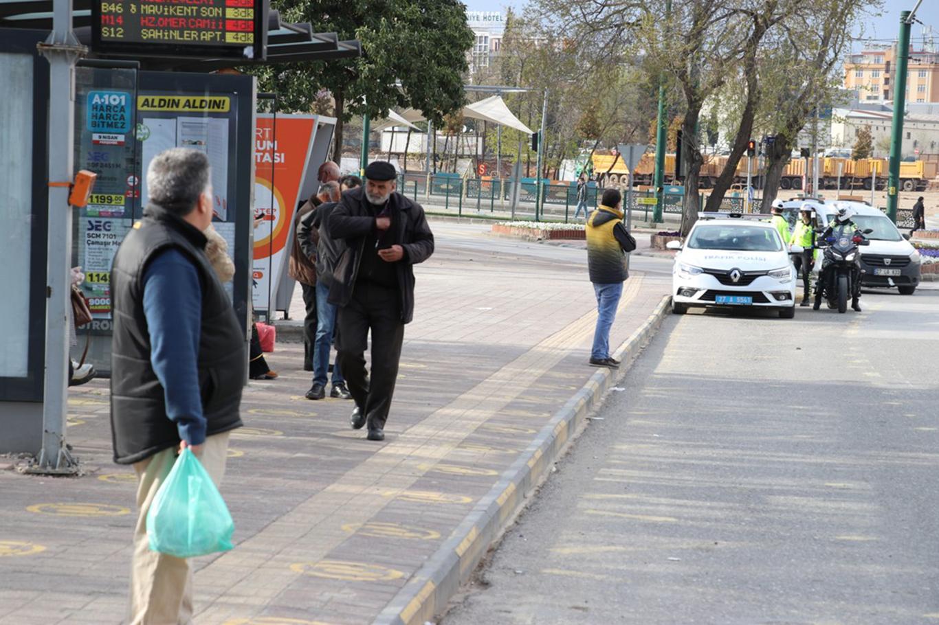 Gaziantep’te vatandaşlar güneşli havayı görünce ‘Evde Kal’madı